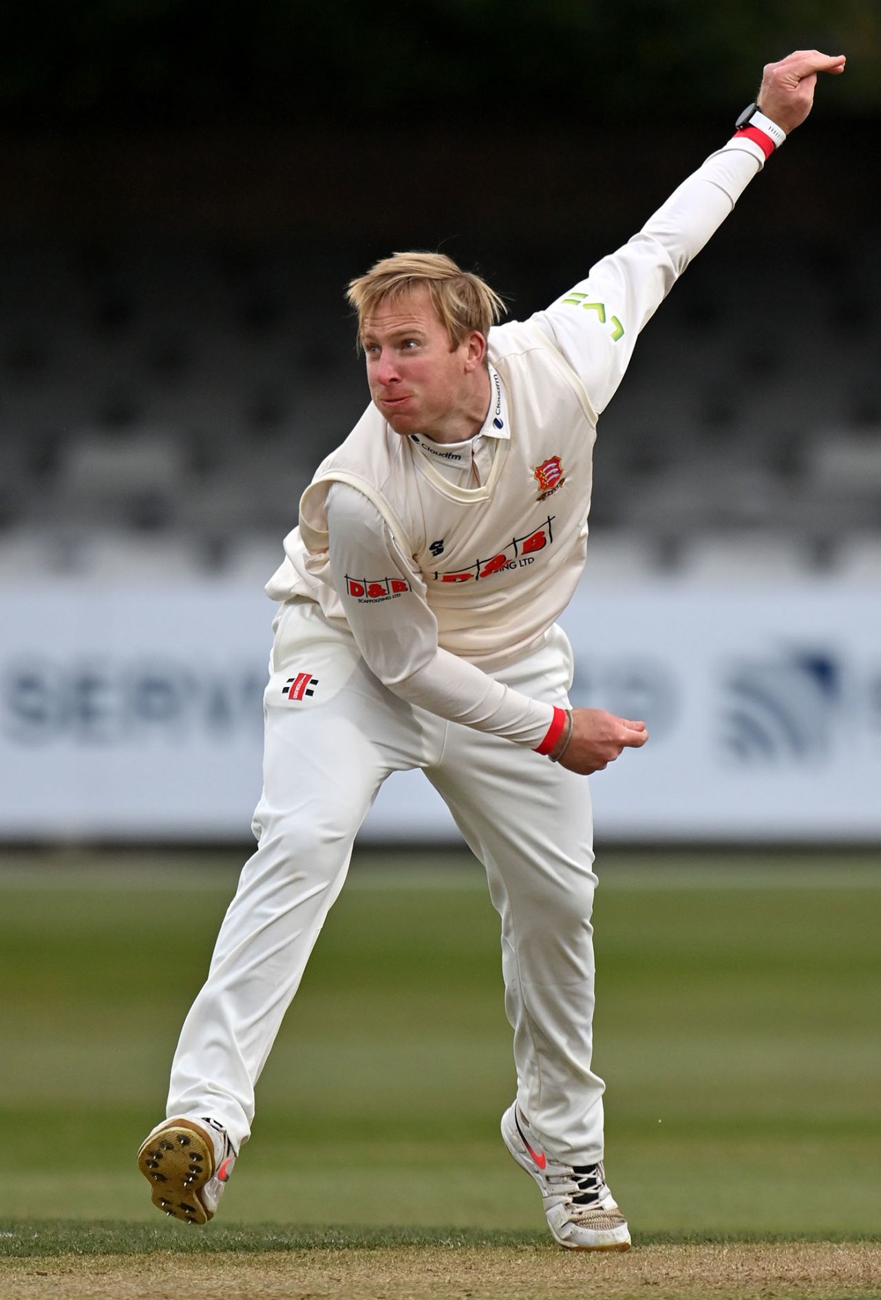 Simon Harmer in full flight, LV= Insurance County Championship, Essex vs Durham, Cloudfm County Ground, April 15, 2021