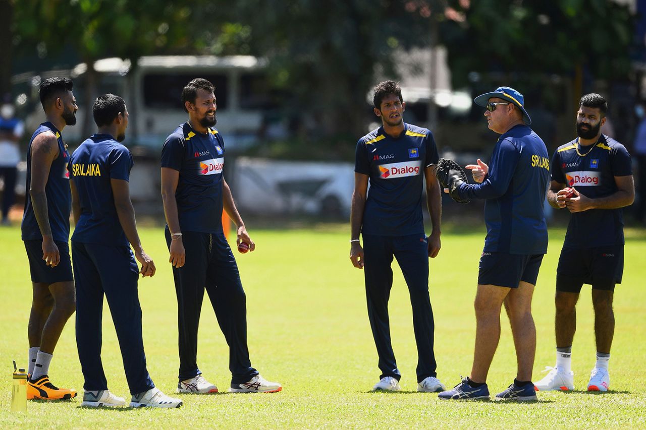 Vishwa Fernando, Isuru Udana, Suranga Lakmal, Kasun Rajitha and Lahiru Kumara talk to coach Mickey Arthur, Colombo, June 2, 2020