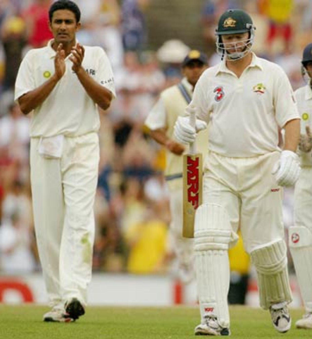 From one ageing warrior to another, Anil Kumble claps Steve Waugh off, Australia v India, 4th Test, Sydney, 5th day, January 6, 2004