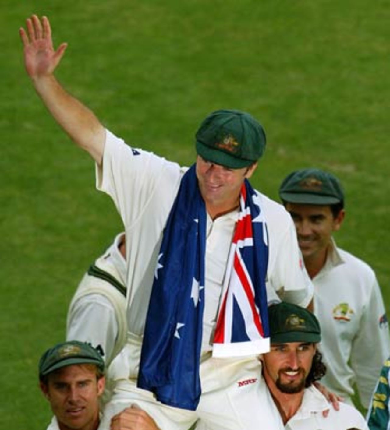 Steve Waugh was quickly hoisted on shoulders, Australia v India, 4th Test, Sydney, 5th day, January 6, 2004