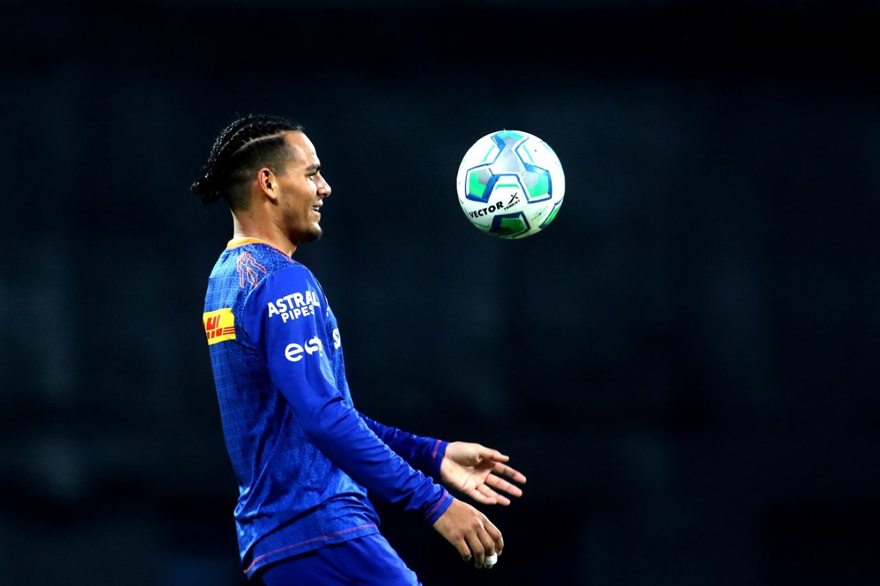 Rahul Chahar warms up before the game, Punjab Kings vs Mumbai Indians, IPL 2021, Chennai, April 23, 2021