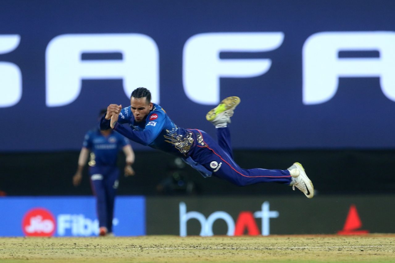 Rahul Chahar fails to latch on to a return catch, Punjab Kings vs Mumbai Indians, IPL 2021, Chennai, April 23, 2021