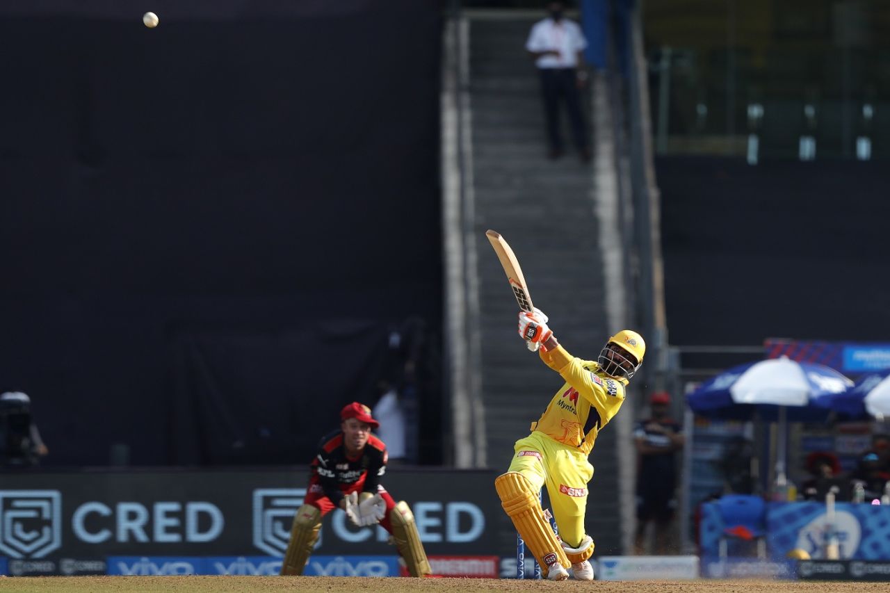 Ravindra Jadeja sends one over deep-midwicket, Chennai Super Kings vs Royal Challengers Bangalore, IPL 2021, Mumbai, April 25, 2021