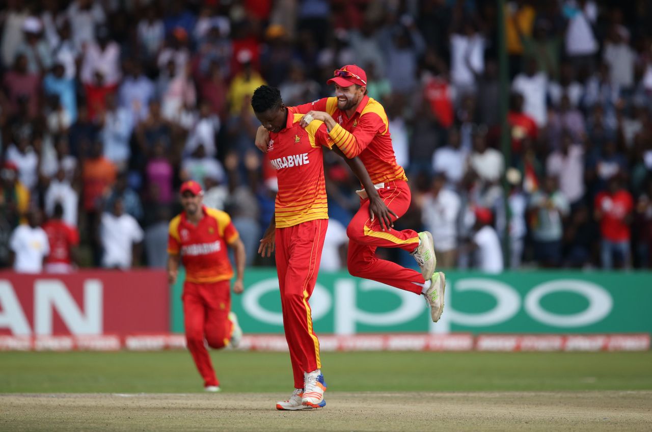 Blessing Muzarabani and Sean Ervine celebrate the wicket of Ahmed Raza, Cricket World Cup Qualifier, Zimbabwe vs UAE, Harare Sports Club, March 22, 2018 
