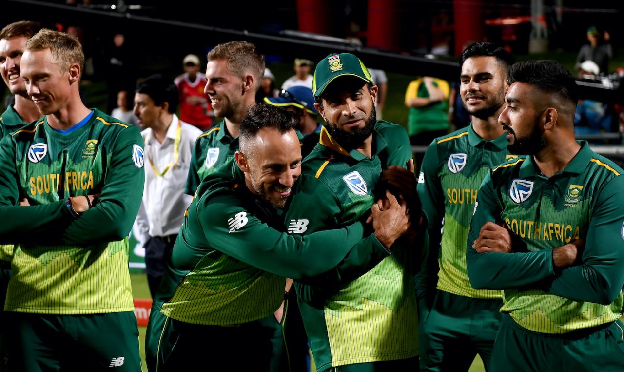 Faf du Plessis gives Imran Tahir a hug to celebrate South Africa's victory, South Africa v Sri Lanka, 5th ODI, Cape Town, March 16, 2019
