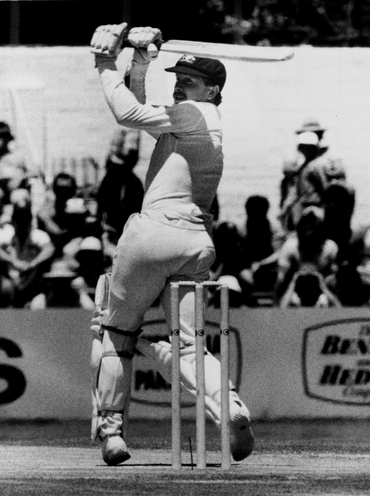 Bruce Laird hooks Sikander Bakht on his way to 85, Australia v Pakistan, 1st Test, Perth, 3rd day, November 15, 1981