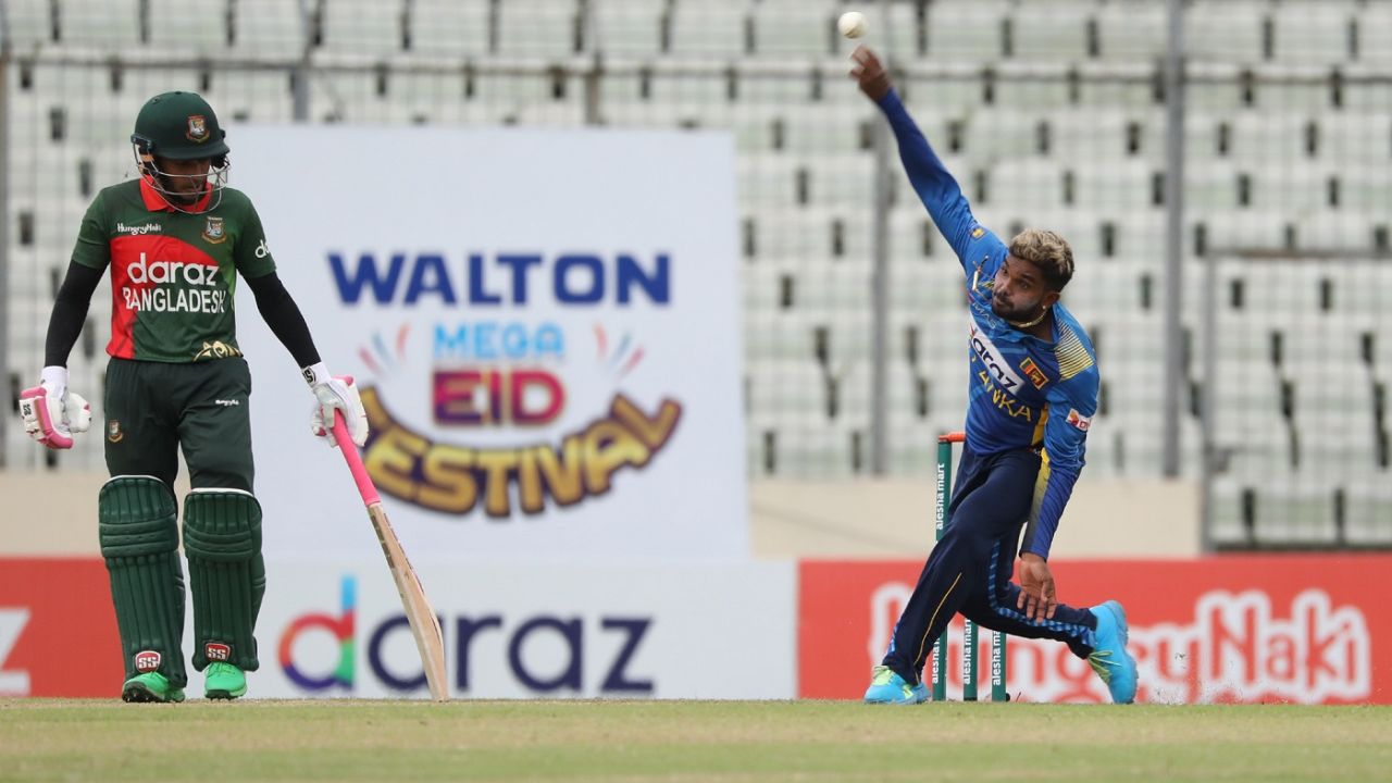 Wanindu Hasaranga in his delivery stride, Bangladesh vs Sri Lanka, 2nd ODI, Dhaka, May 25, 2021