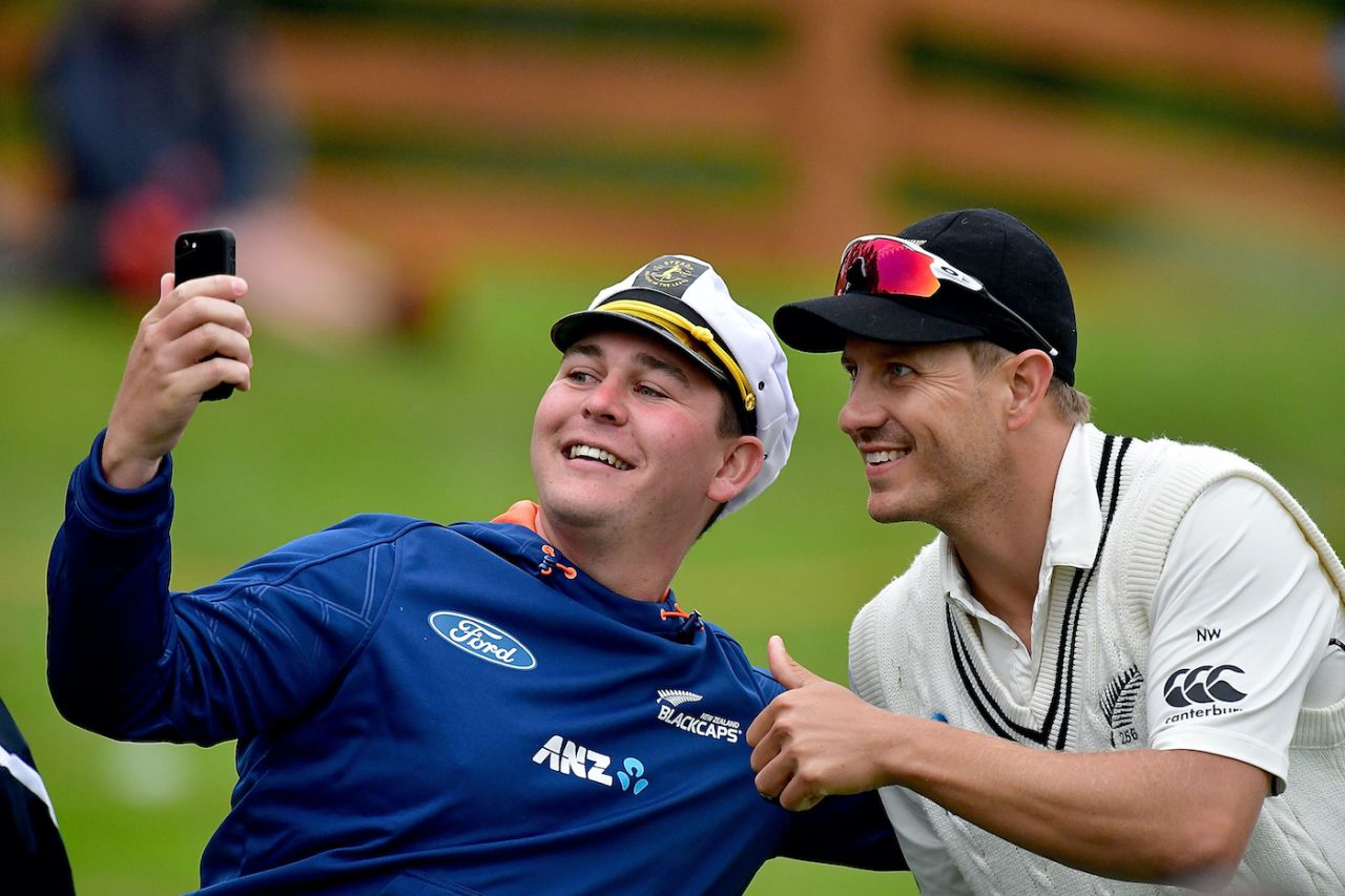 Neil Wagner takes time out for a selfie with a fan, New Zealand v South Africa, 1st Test, Dunedin, 3rd day, March 10, 2017