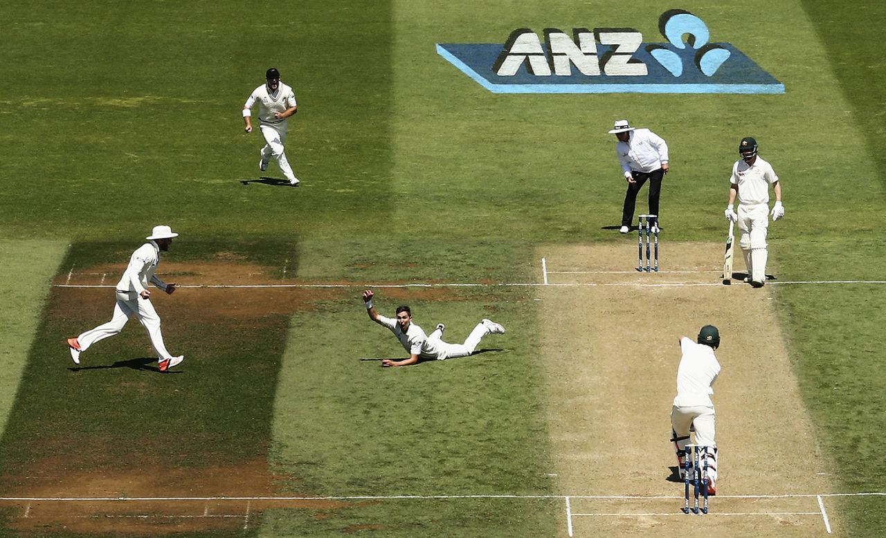 Trent Boult pulled off a one-handed stunner off his own bowling, New Zealand v Australia, 1st Test, Wellington, 2nd day, February 13, 2016