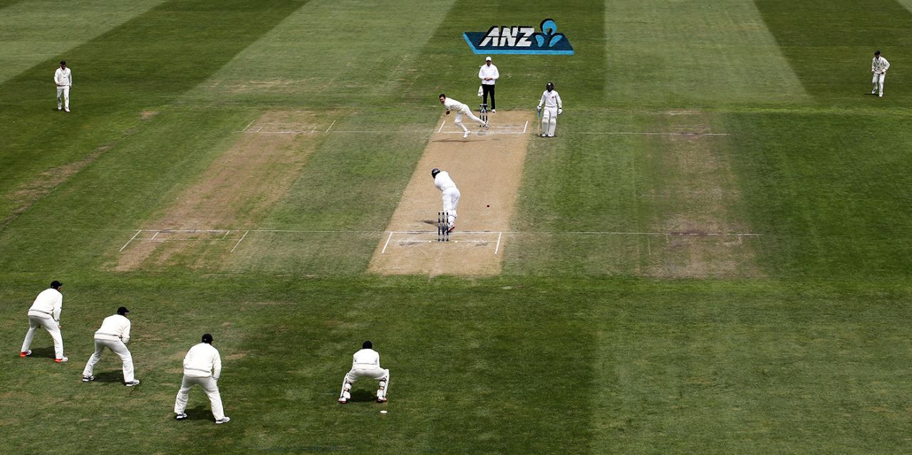 Trent Boult bowls to Dimuth Karunaratne, New Zealand v Sri Lanka, 1st Test, Dunedin, 4th day, December 13, 2015