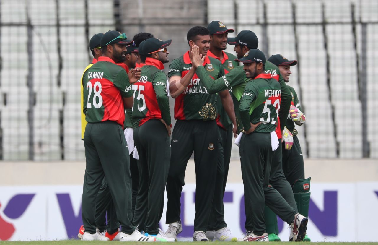 Taskin Ahmed celebrates a wicket with his team-mates, Bangladesh vs Sri Lanka, 3rd ODI, Dhaka, May 28, 2021