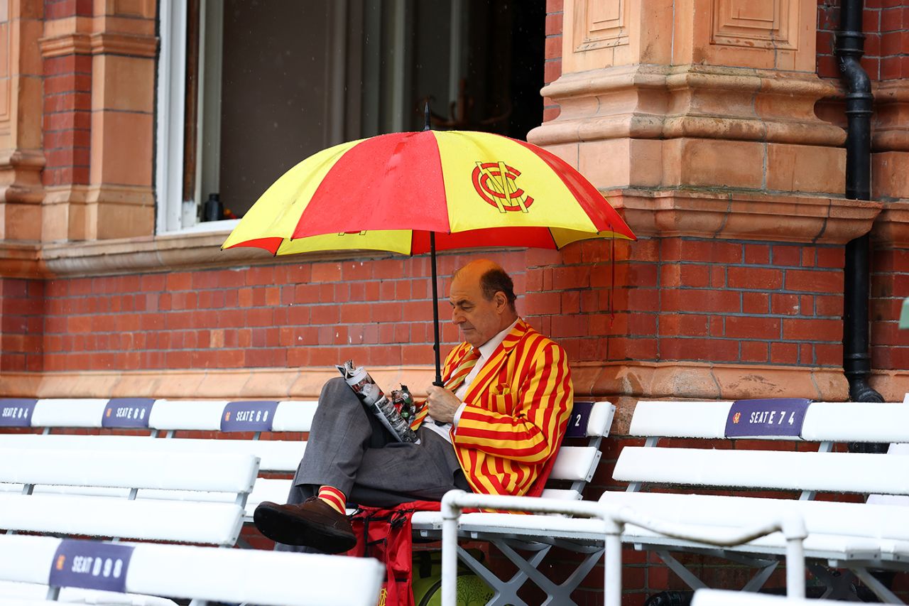 An MCC member takes an early lunch as the rain falls, 1st LV= Insurance Test, England vs New Zealand, 3rd day, Lord's, June 4, 2021