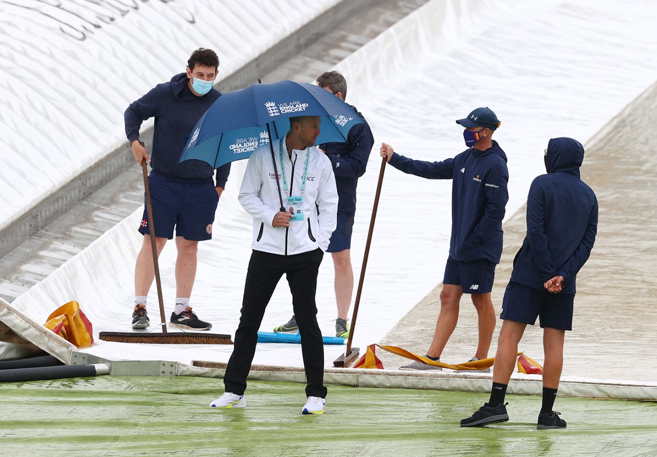 Michael Gough called stumps shortly after tea, 1st LV= Insurance Test, England vs New Zealand, 3rd day, Lord's, June 4, 2021