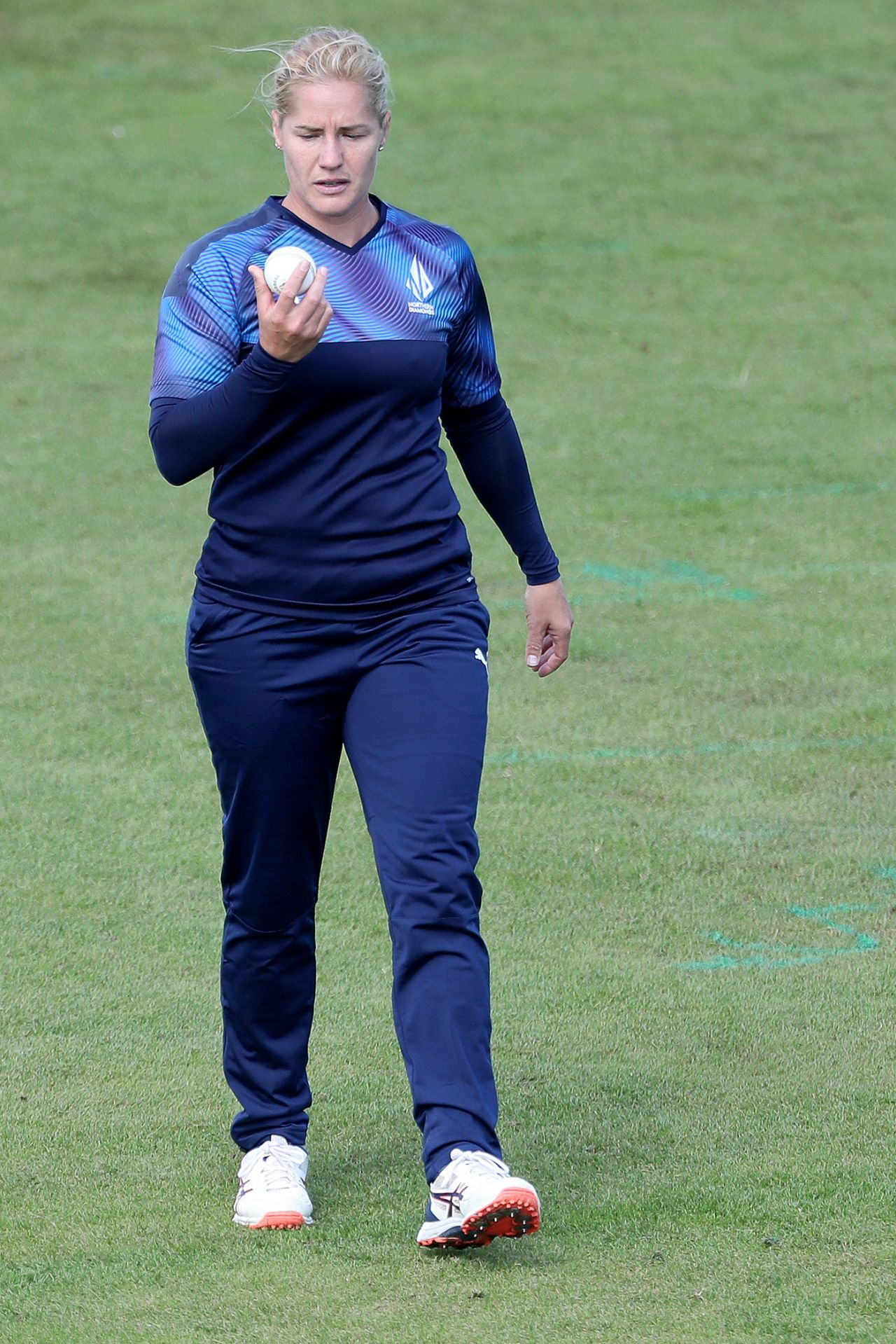 Katherine Brunt prepares to bowl, Rachel Heyhoe Flint Trophy, Northern Diamonds vs Loughborough Lightning, Emirates Riverside, August 31, 2020