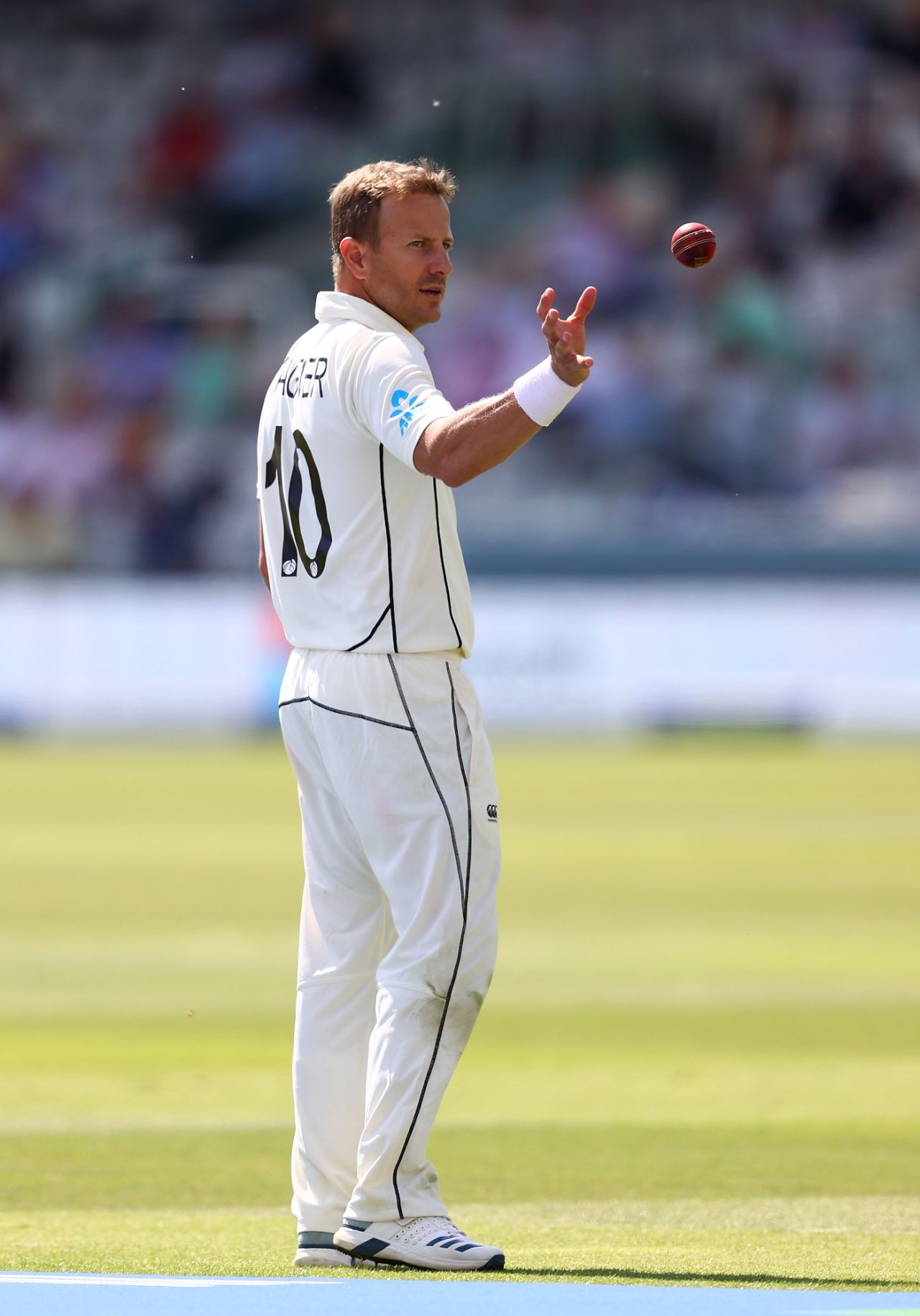 Neil Wagner watches the ball closely, 1st Test, England vs New Zealand, 4th day, London, June 5, 2021