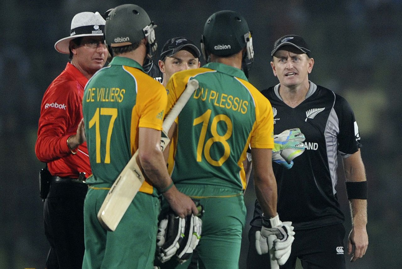 Nigel Llong intervenes in an argument between Faf du Plessis and Scott Styris, New Zealand v South Africa, 3rd quarter-final, World Cup, March 25, 2011