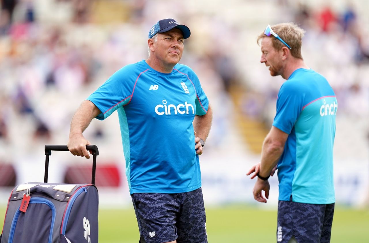 England men's head coach Chris Silverwood has a chat with assistant coach Paul Collingwood, England vs New Zealand, 2nd Test, Day 1, Birmingham, June 10, 2021