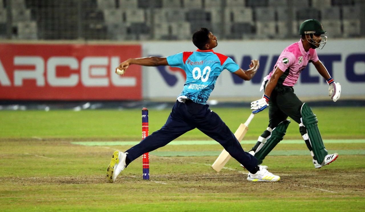 Mustafizur Rahman is one of two bowlers to take a five-for after six rounds of the DPL, Dhaka Premier League, June 10, 2021