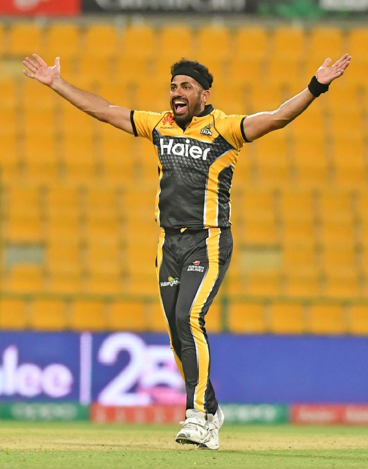 Waha Riaz appeals for a wicket, Lahore Qalandars vs Peshawar Zalmi, PSL 2021, Abu Dhabi, June 10, 2021