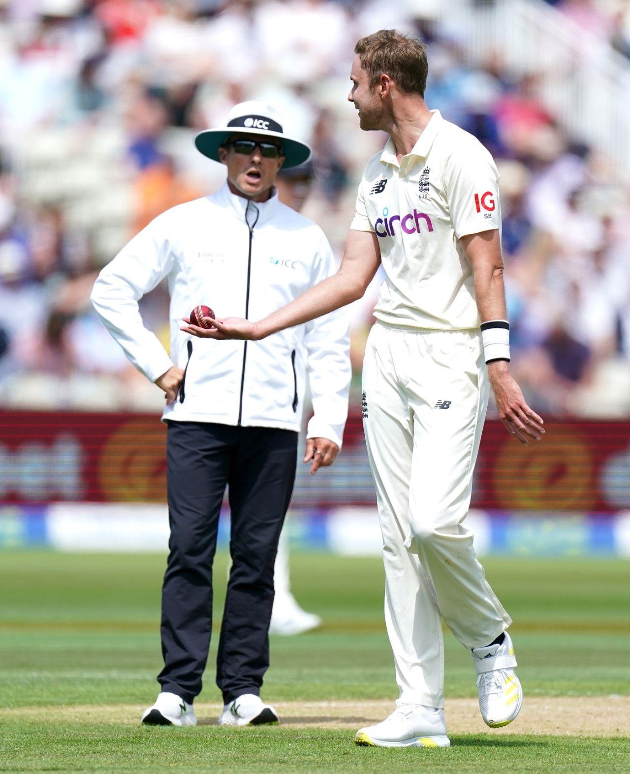 Stuart Broad argues with Richard Kettleborough after Devon Conway was given not out, England vs New Zealand, 2nd Test, Birmingham, 2nd day, June 11, 2021