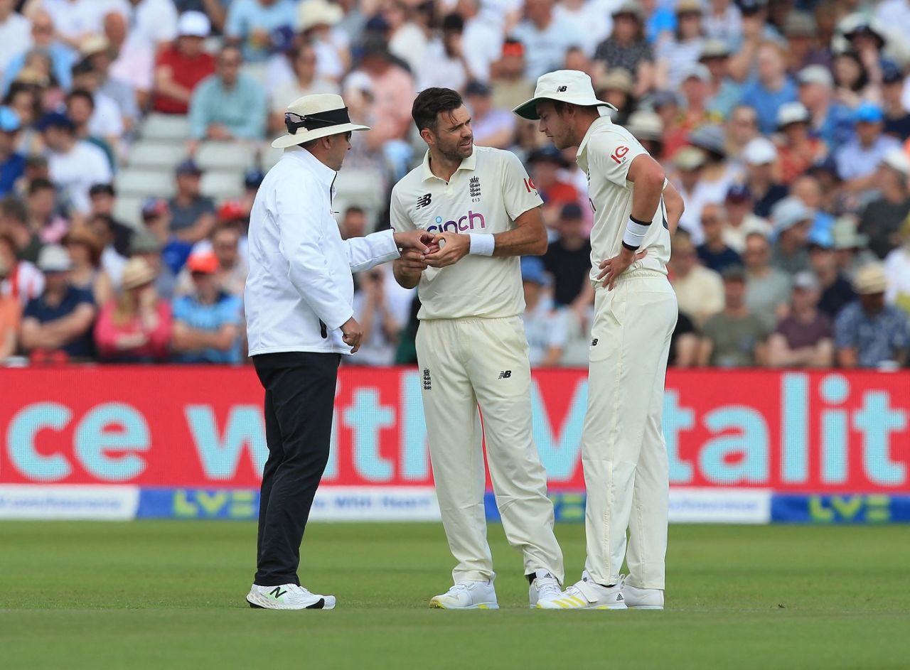 James Anderson and Stuart Broad inspect the ball with umpire, England vs New Zealand, 2nd Test, Edgbaston, 3rd day, June 12, 2021