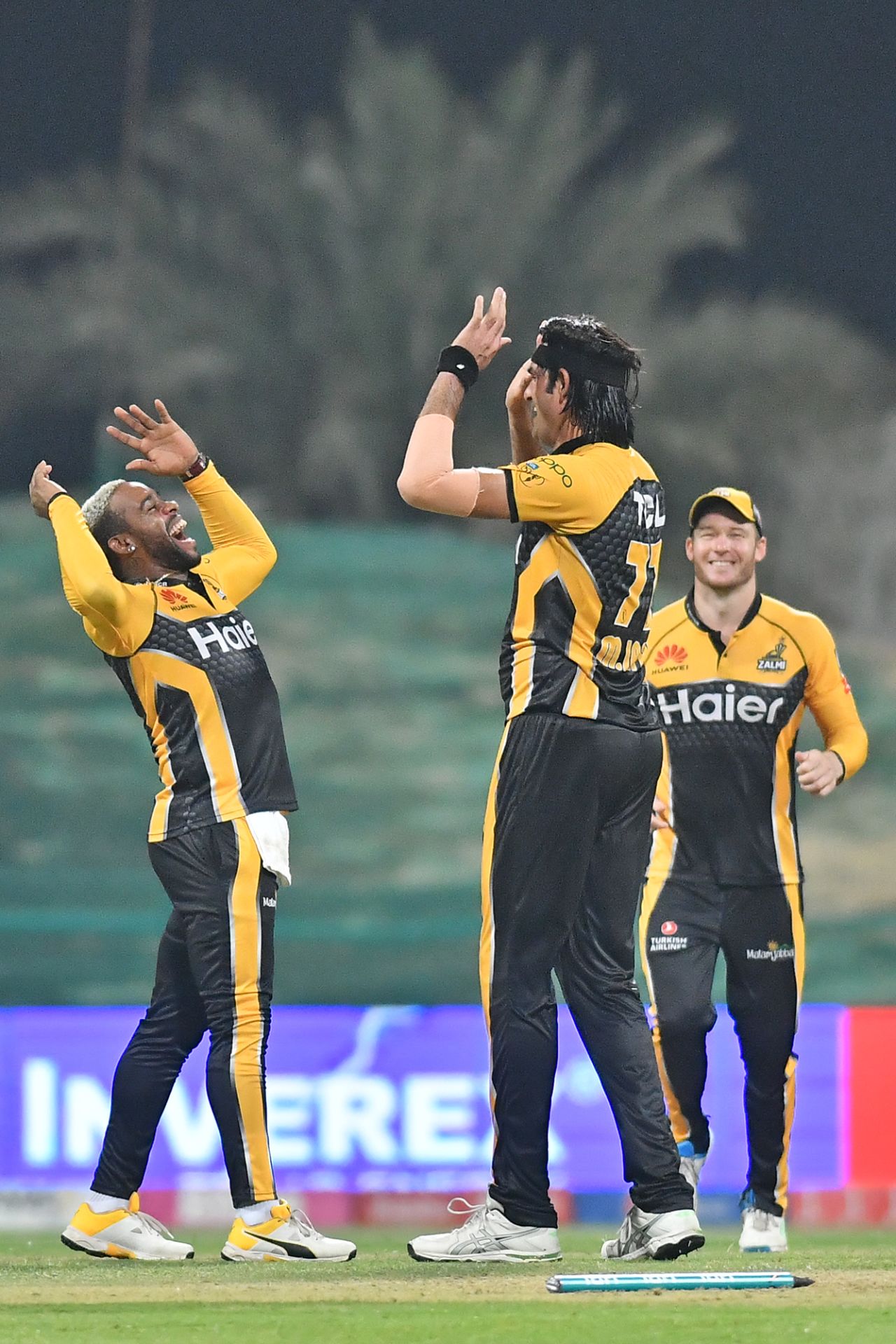 Mohammad Irfan celebrates with Fabian Allen and David Miller, Peshawar Zalmi vs Quetta Gladiators, PSL 2021, Abu Dhabi, June 12, 2021