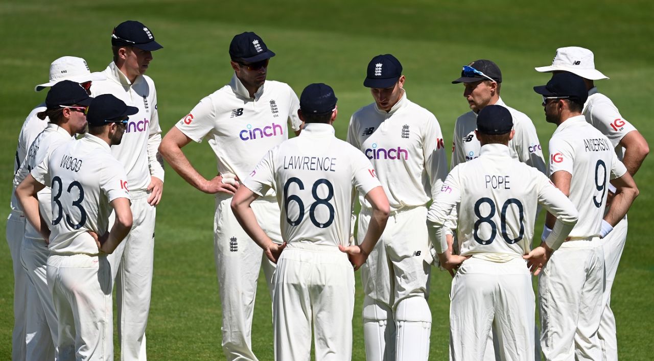 Joe Root speaks with the England side in a huddle, England vs New Zealand, 2nd Test, Birmingham, 4th day, June 13, 2021
