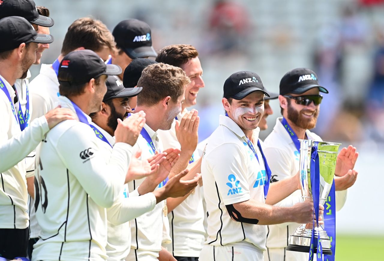 Tom Latham lifts the trophy after New Zealand won the series against England, England vs New Zealand, 2nd Test, Birmingham, 4th day, June 13, 2021