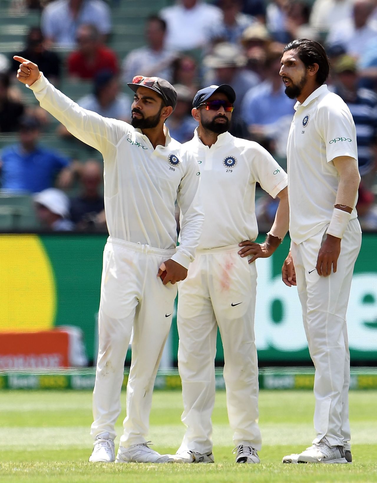 Virat Kohli discusses field placements with Ishant Sharma and Mohammed Shami, Melbourne, December 30, 2018