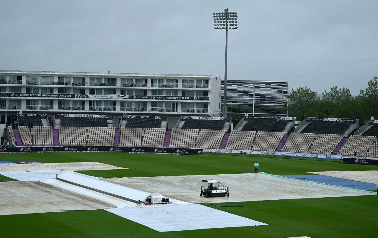 Groundstaff try to clear the ground of water, India vs New Zealand, WTC final, Southampton, 1st day, June 18, 2021