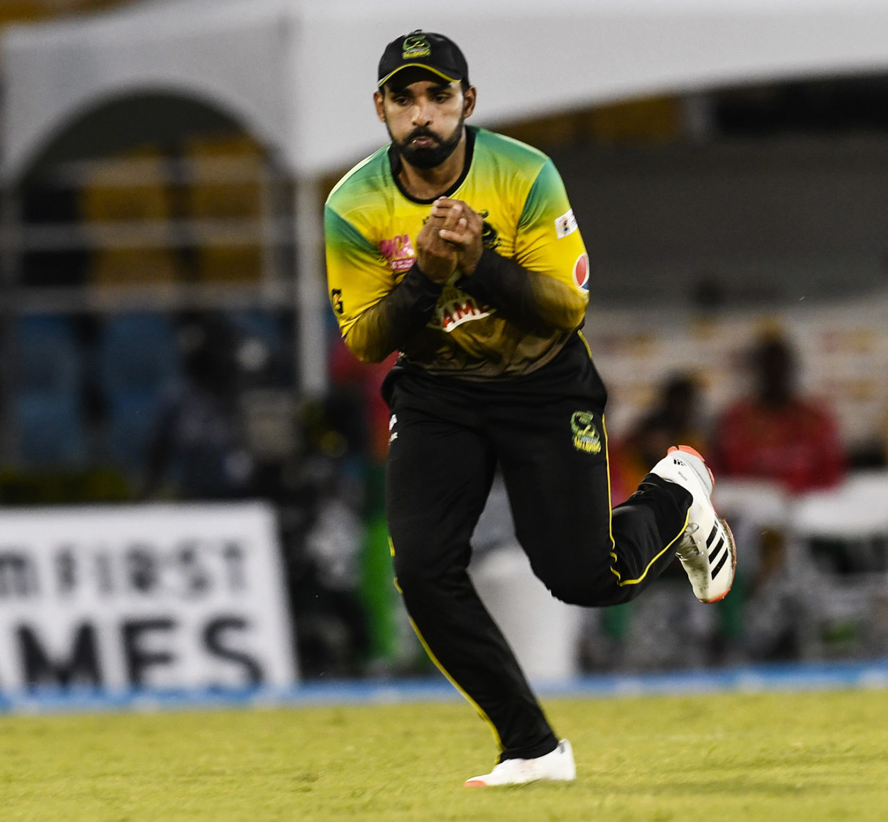Asif Ali takes a catch to dismiss Sherfane Rutherford, Guyana Amazon Warriors v Jamaica Tallawahs, CPL 2020, Trinidad, August 25, 2020