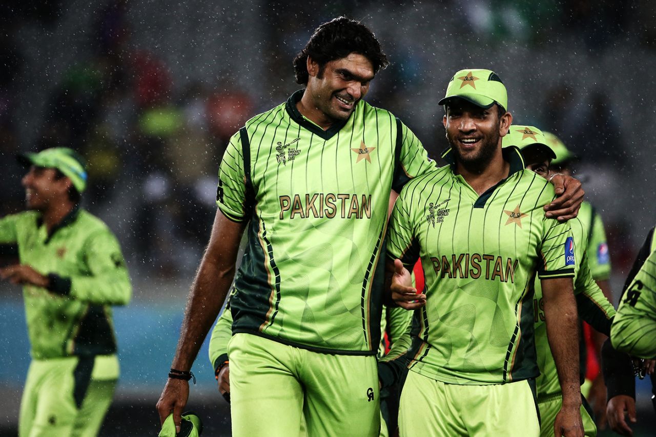 Mohammad Irfan and Sohaib Maqsood walk back smiling after the win, Pakistan v South Africa, World Cup 2015, Group B, Auckland, March 7, 2015