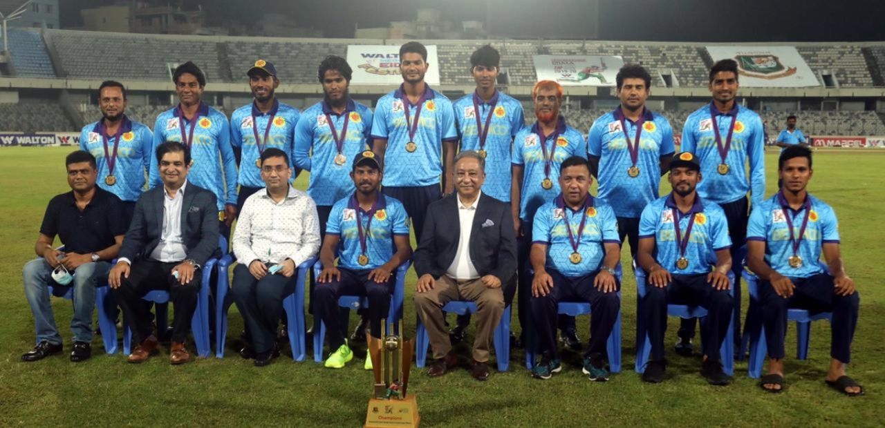 Dhaka Premier League champions Abahani Limited pose with the trophy, alongside BCB officials, Dhaka, June 26, 2021