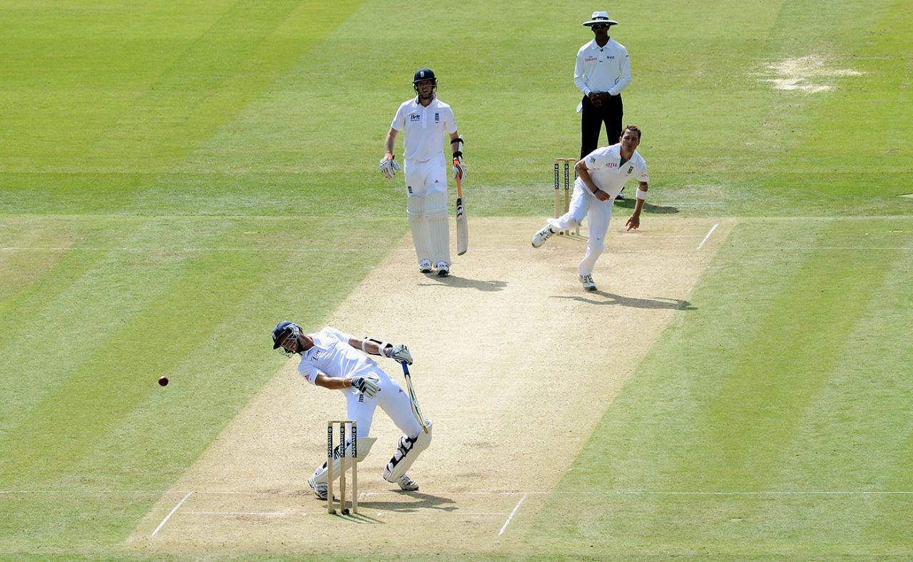 Steven Finn swerves to avoid a bouncer by Dale Steyn, England v South Africa, 3rd Investec Test, Lord's, 3rd day, August 18, 2012
