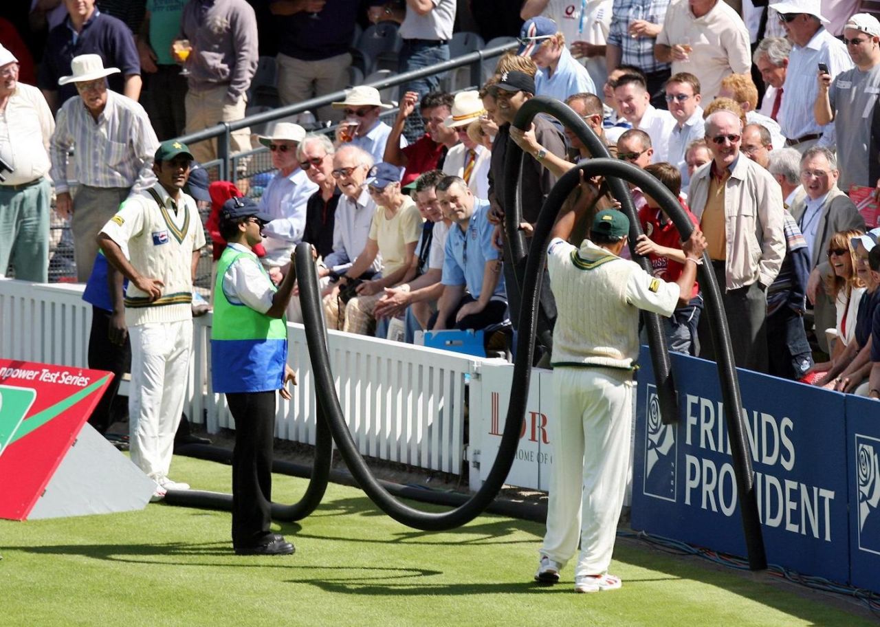 Danish Kaneria lifts a waterpipe to try and find the ball, day two, first Test, England vs Pakistan, Lord's, June 14, 2006