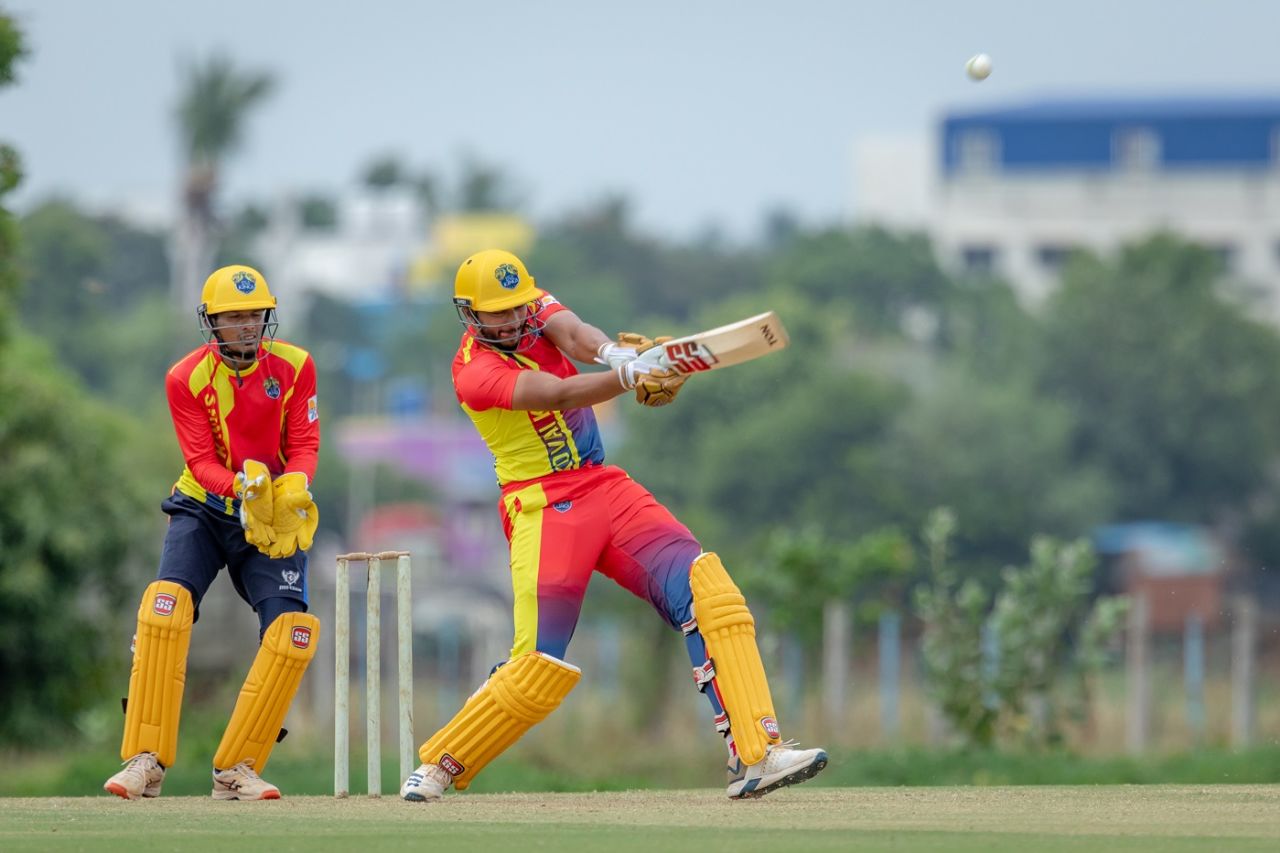 M Shahrukh Khan (Lyca Kovai Kings) goes for a big one, TNPL 2021