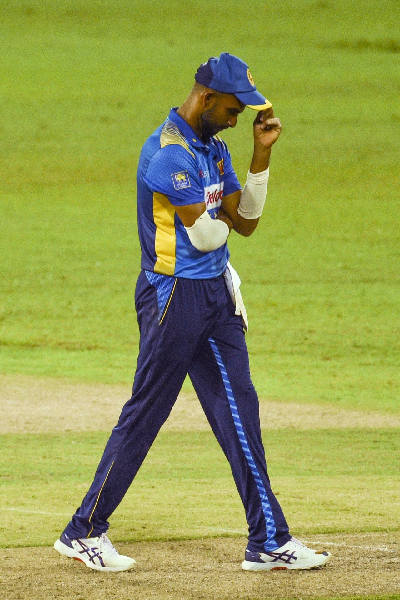 Dasun Shanaka cut a dejected figure in the field, India vs Sri Lanka, 1st ODI, Colombo, July 18, 2021