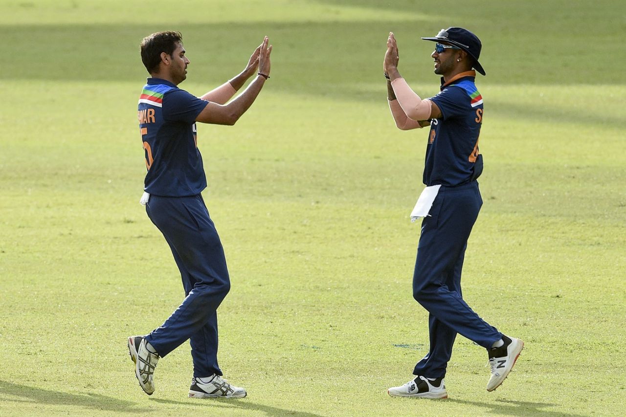 Bhuvneshwar Kumar celebrates a wicket with Shikhar Dhawan, Sri Lanka vs India, 2nd ODI, Colombo, July 20, 2021