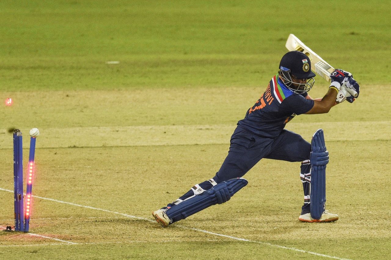 Prithvi Shaw is bowled by Wanindu Hasaranga, Sri Lanka vs India, 2nd ODI, Colombo, July 20, 2021