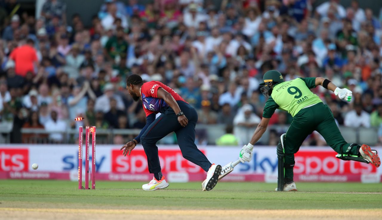 Chris Jordan completes the run-out of Imad Wasim, England vs Pakistan, 3rd T20I, Old Trafford, July 20, 2021