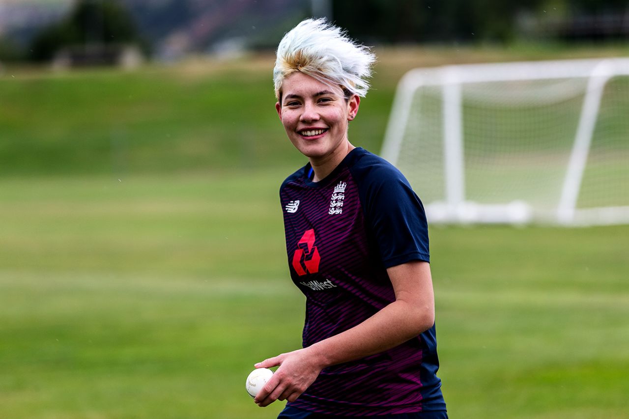 Issy Wong gets ready to bowl in the nets, Queenstown, February 10, 2021