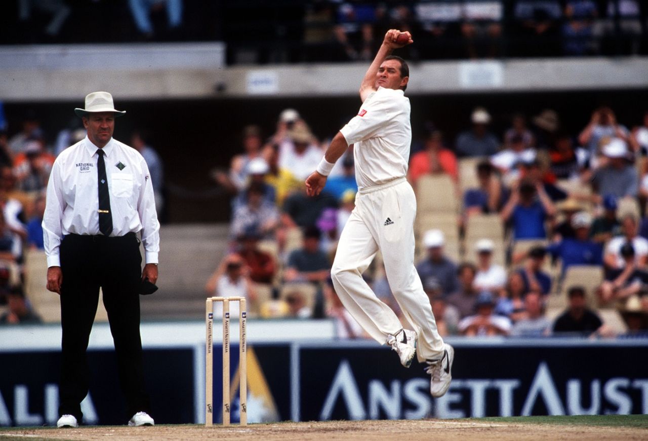 Pat Symcox in his bowling action, Australia vs South Africa, 2nd Test, Sydney, January 1998