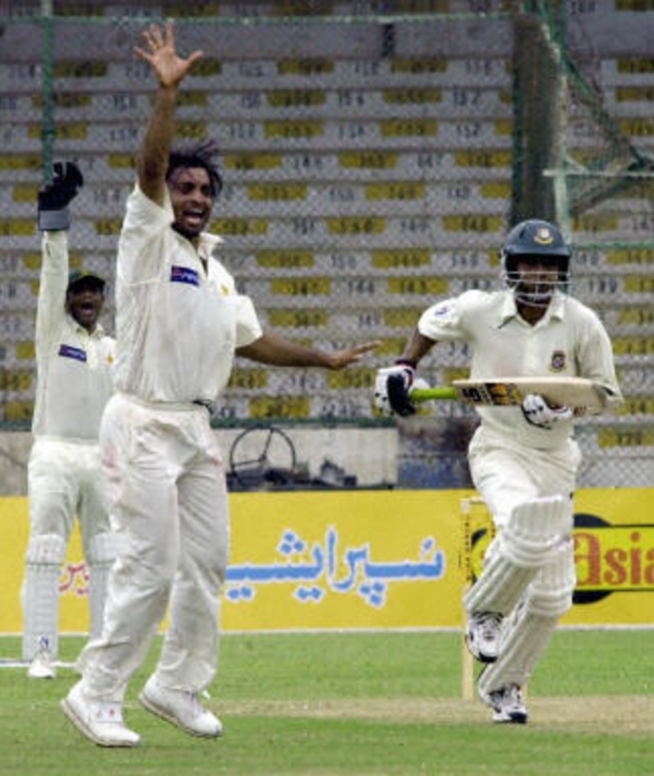Shoaib Akhtar successfully appeals for an LBW decission against Bangladeshi batsman Sanwar Hossain as Rashid Latif joins the appeal on the first day of the opening Test in Karachi, 20 August 2003.