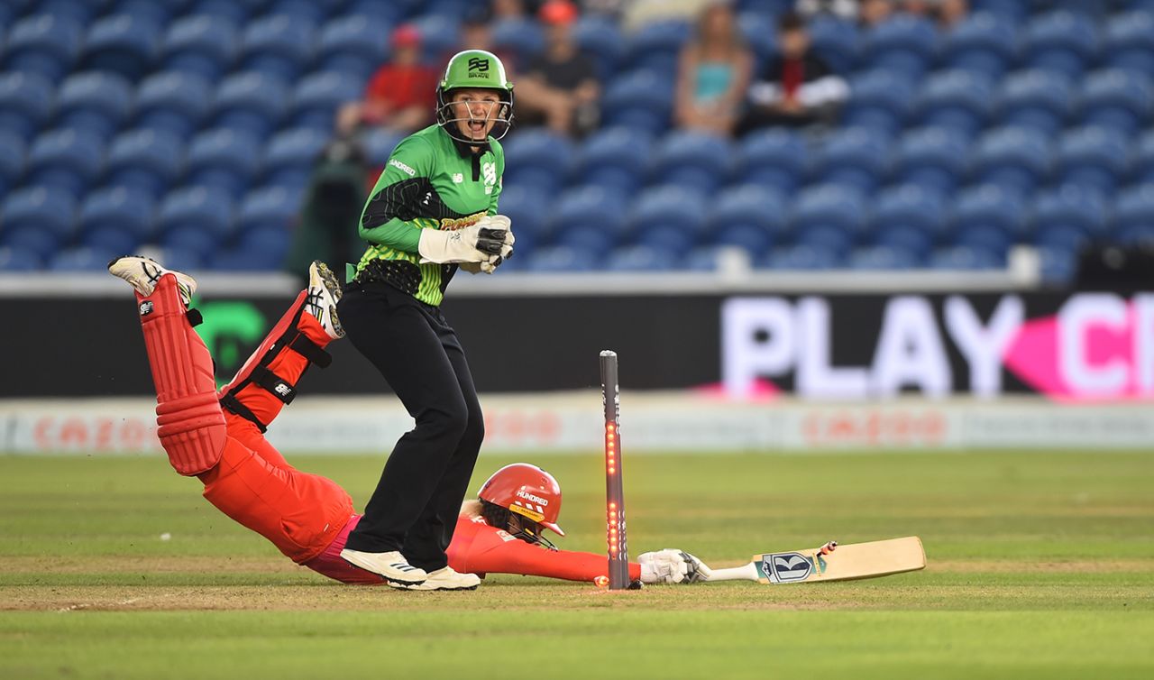 Georgia Redmayne dives for her ground in vain, Welsh Fire vs Southern Brave, Women's Hundred, Cardiff, July 27, 2021