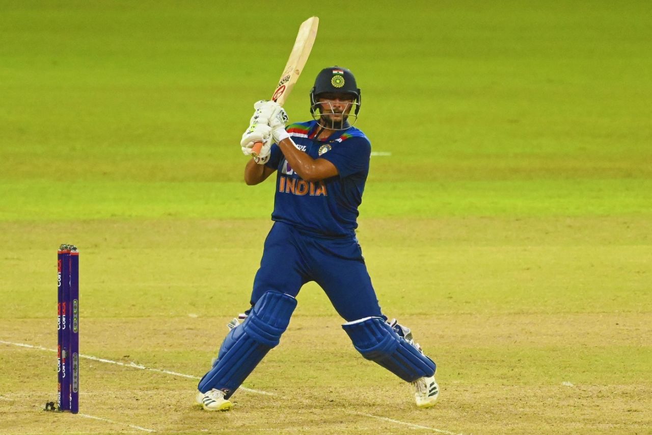 Kuldeep Yadav swivels during a pull shot, Sri Lanka vs India, 3rd T20I, Colombo, July 29, 2021
