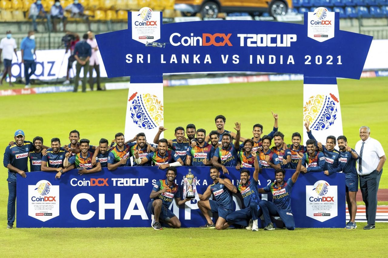 The Sri Lanka players and support staff pose with the winners' trophy, Sri Lanka vs India, 3rd T20I, Colombo, July 29, 2021