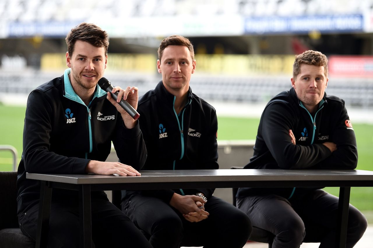 Jacob Duffy, Matt Henry and Henry Nicholls speak to fans during the mace tour, Dunedin, August 1, 2021