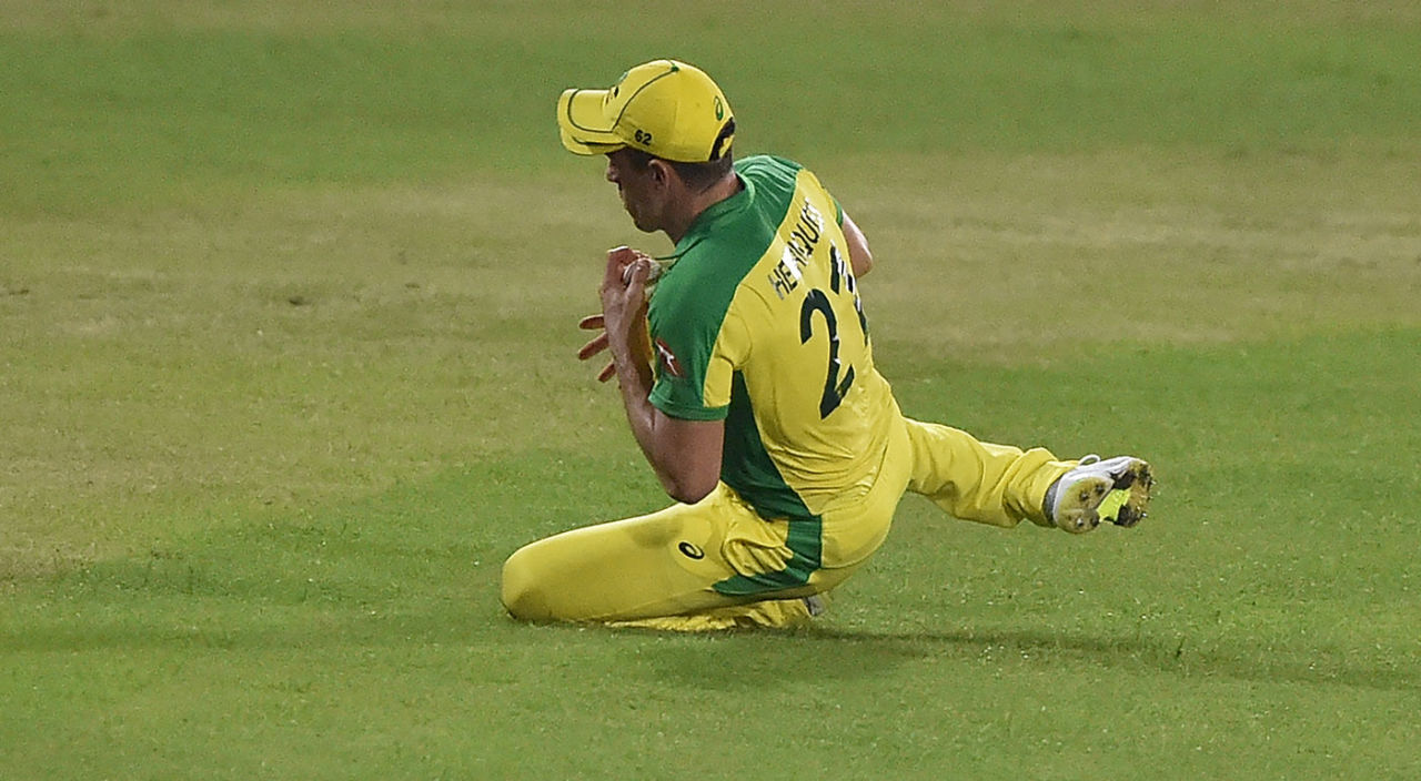 Moises Henriques held a good catch over his shoulder, Bangladesh vs Australia, 1st T20I, Dhaka, August 3, 2021