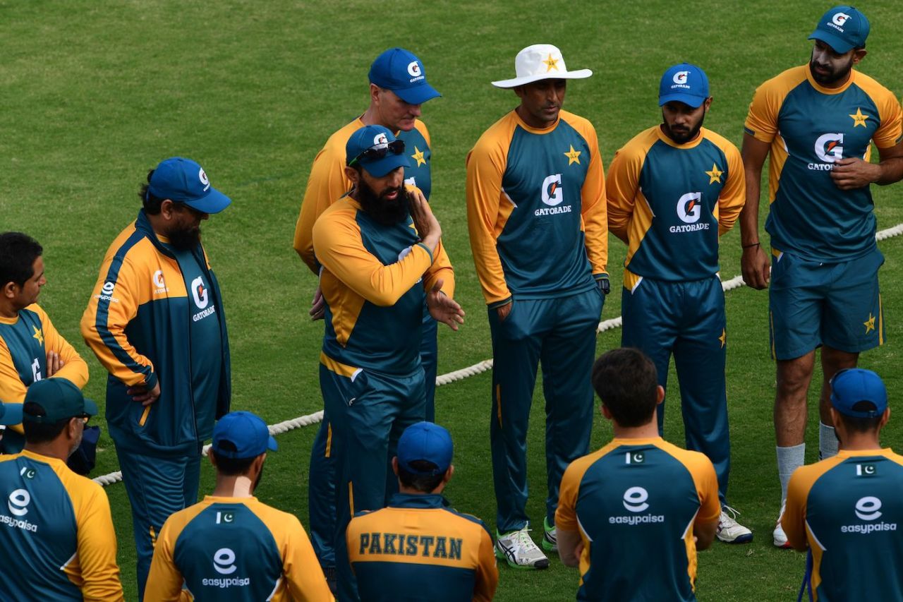 Misbah-ul-Haq talks to the players at a practice session ahead of the first Test, Pakistan vs South Africa, National Stadium, Karachi, January 22, 2021