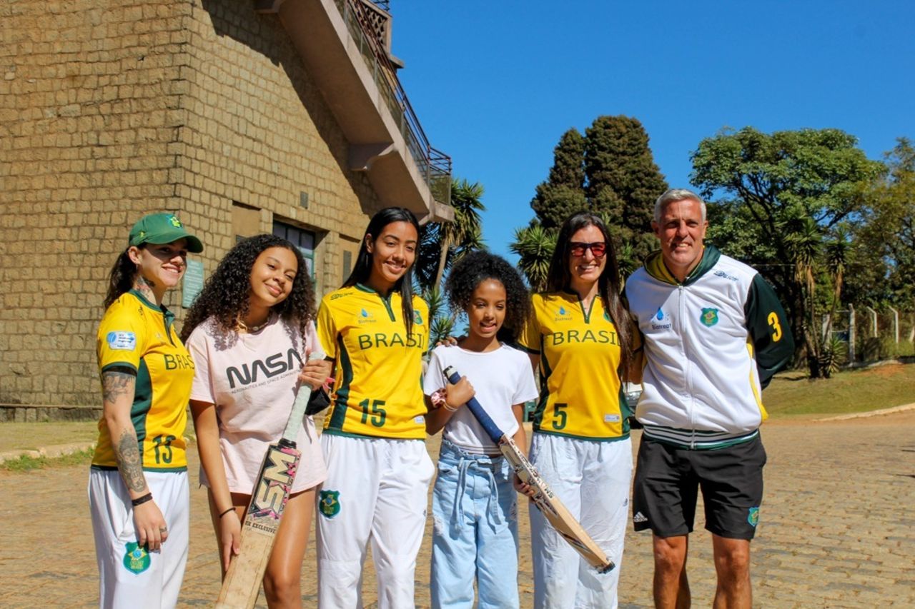 Matt Featherstone, Cricket Brasil president, and Roberta Moretti Avery with trainees 